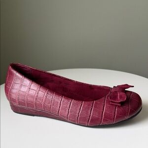 Vionic Lydia demi-wedge flats burgundy crocodile embossed leather finish Flaw